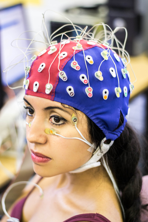 EEG-onderzoek bij een vrouw, elektroden op het hoofd