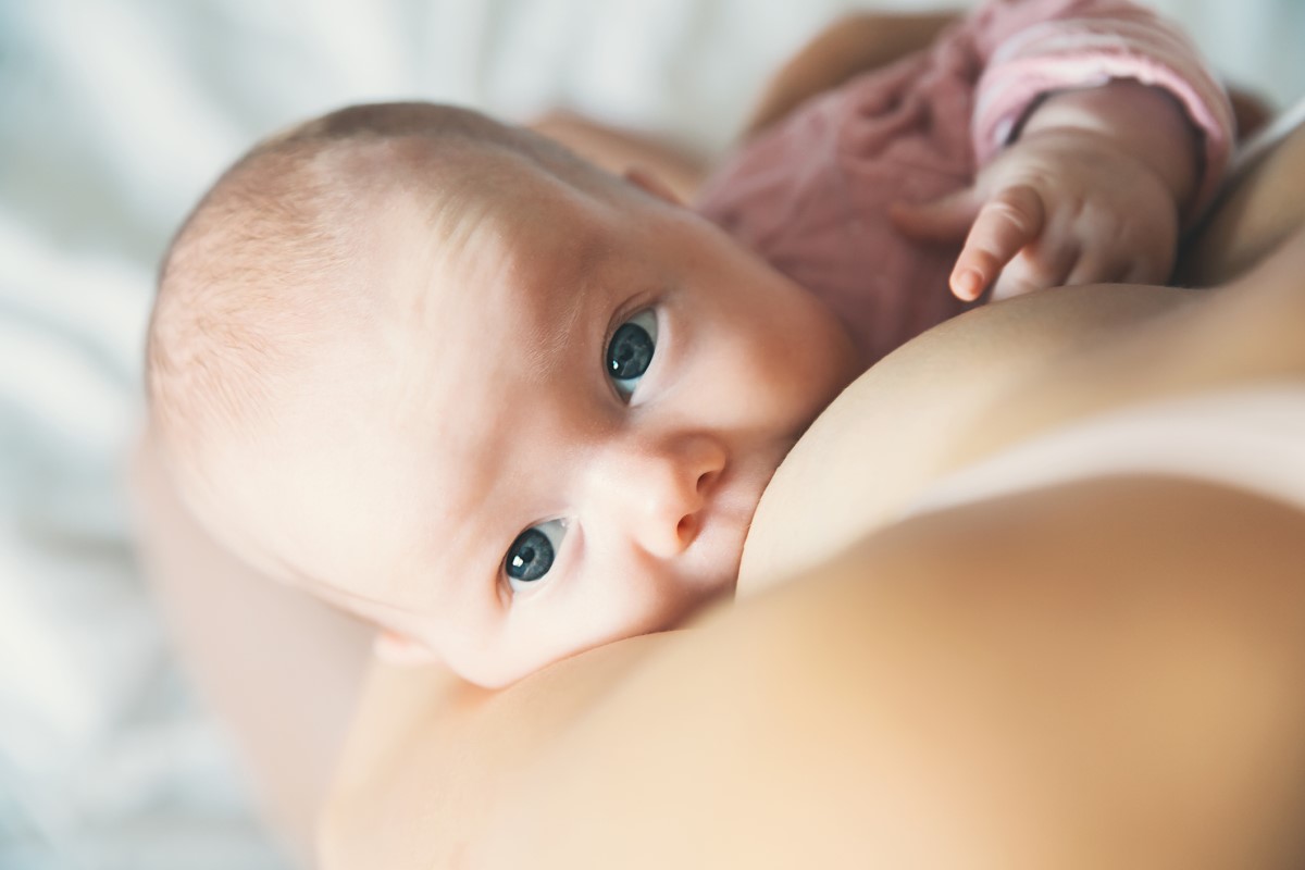 Een juiste borstvoedingstechniek vermindert het risico op kraambed mastitis