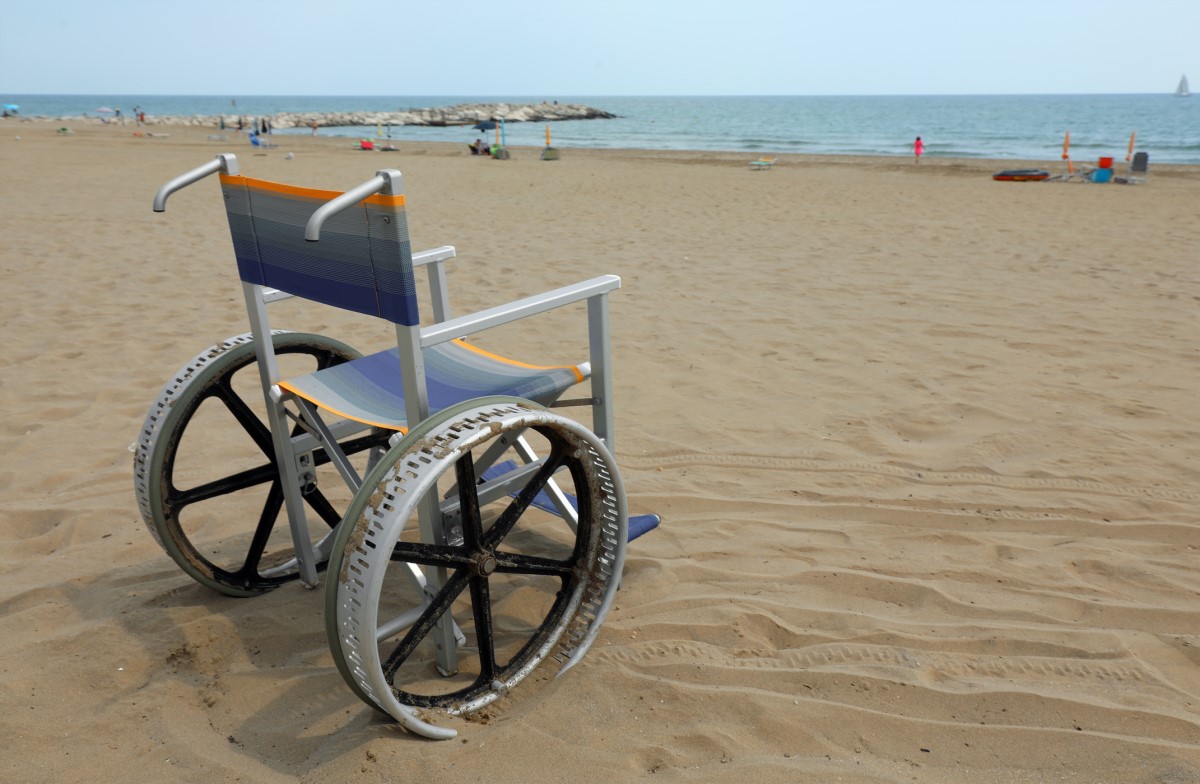 Lege rolstoel op het strand