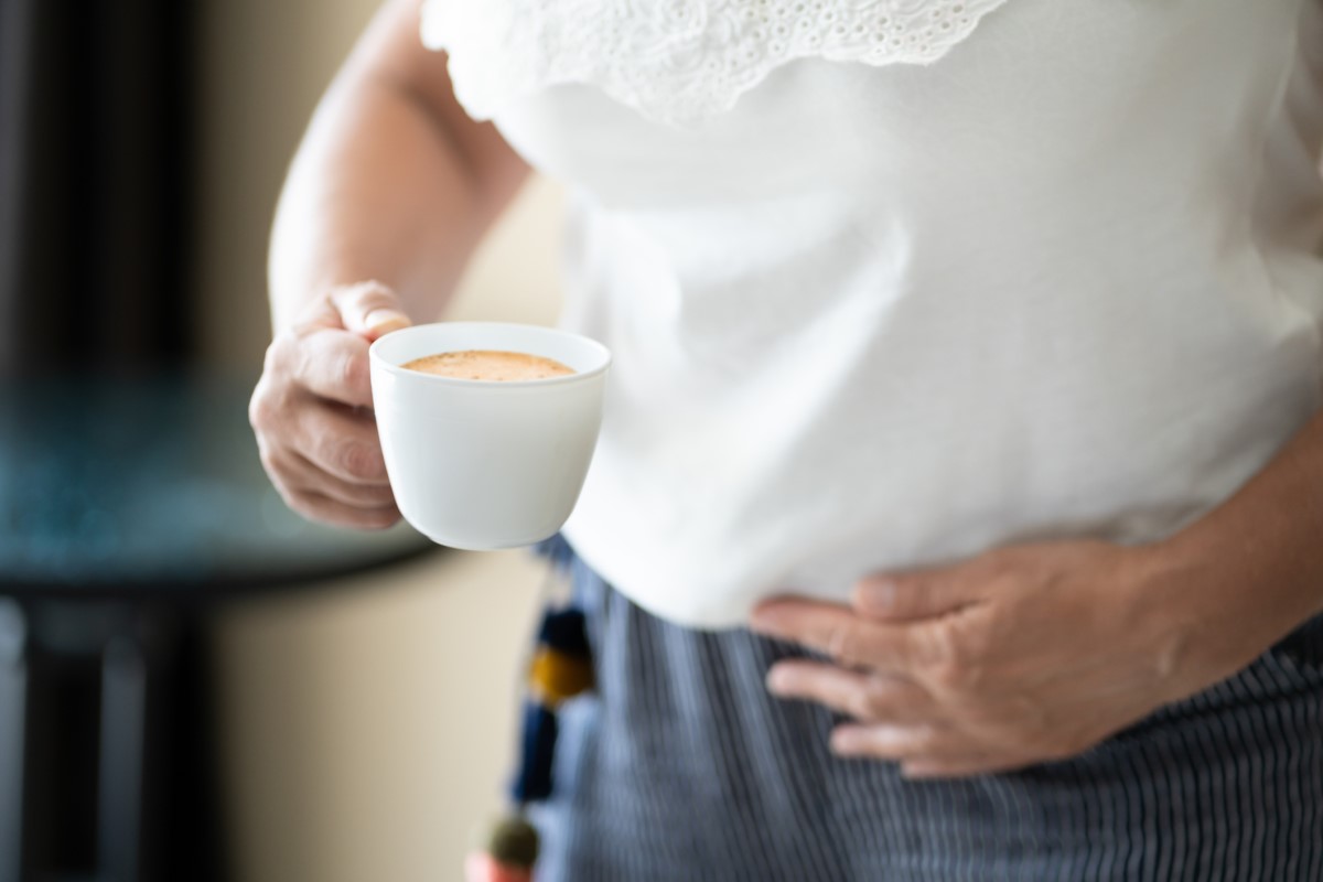 Een kop koffie in iemands hand als risicofactor voor verergering van refluxklachten