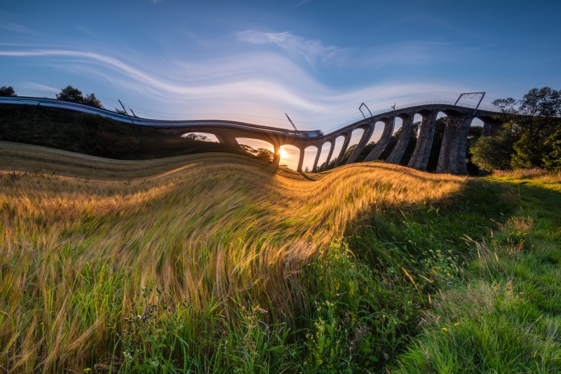 Beeldvervorming - metamorfose van een landschap met een brug