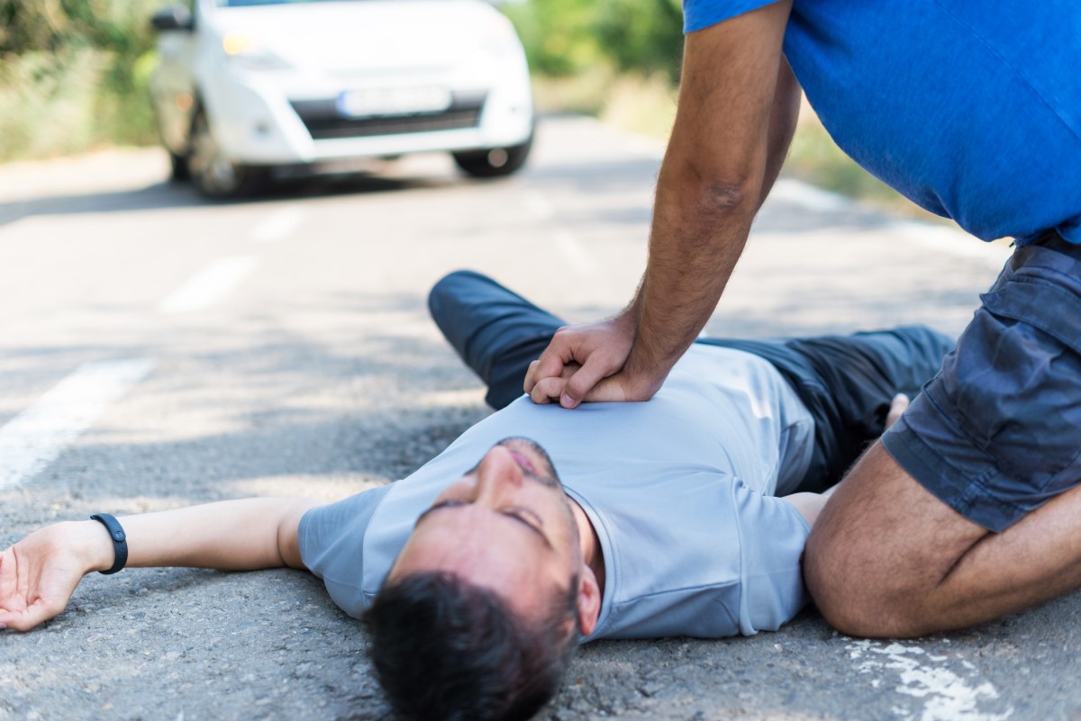 CPR - cardiopulmonale reanimatie - men redt een bewusteloos persoon die niet reageert.