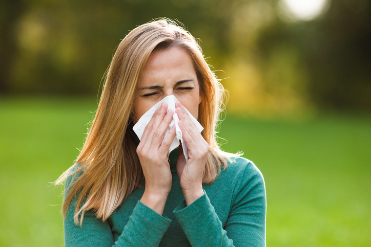 Niet-besmettelijke, allergische rhinitis, vrouw buiten verkouden, niest