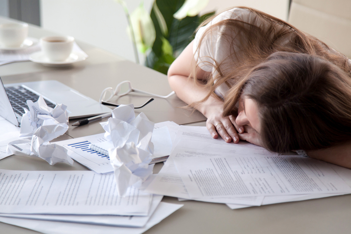 Narcolepsie van een vrouw op het werk, een vrouw liggend op een bureau