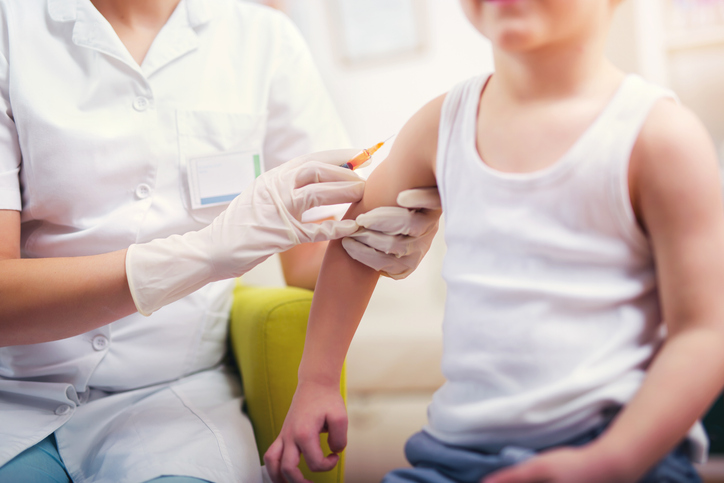 Vaccinatie - jongen, dokter en vaccin