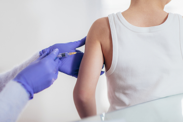 Vaccinatie - de arts injecteert het kind met een vaccin 