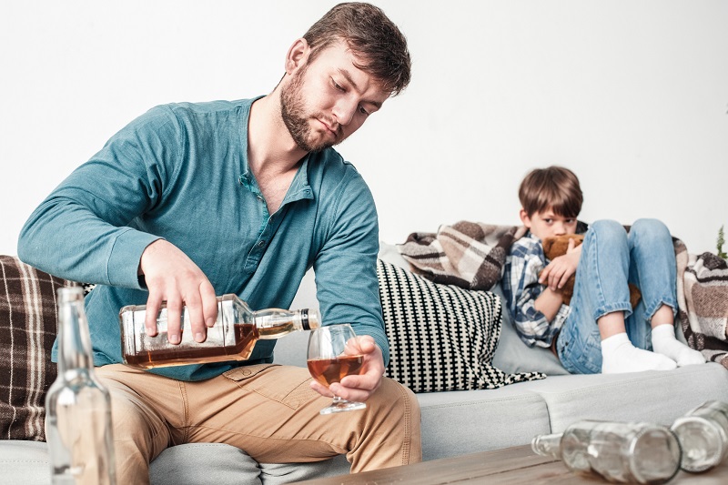 De alcoholverslaving van de vader, waar vooral de kinderen onder lijden.