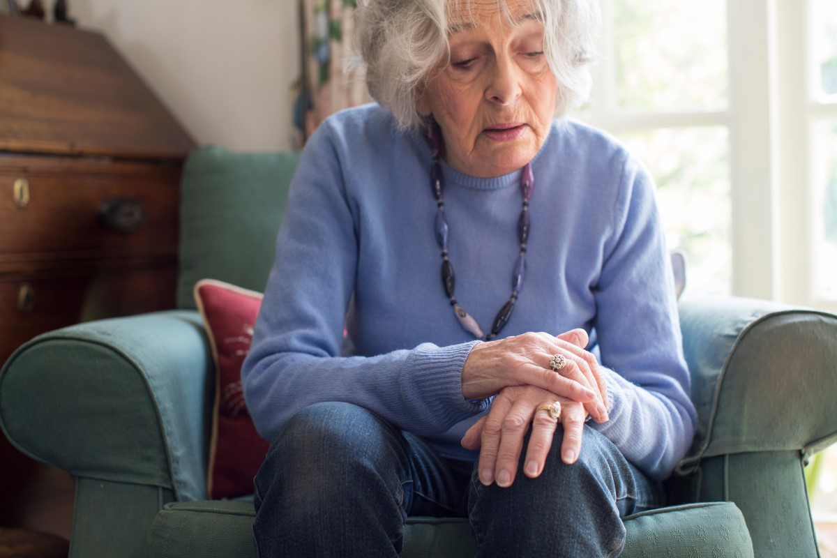 Een vrouw heeft problemen met tremoren in haar bovenste ledematen als gevolg van de ziekte van Parkinson