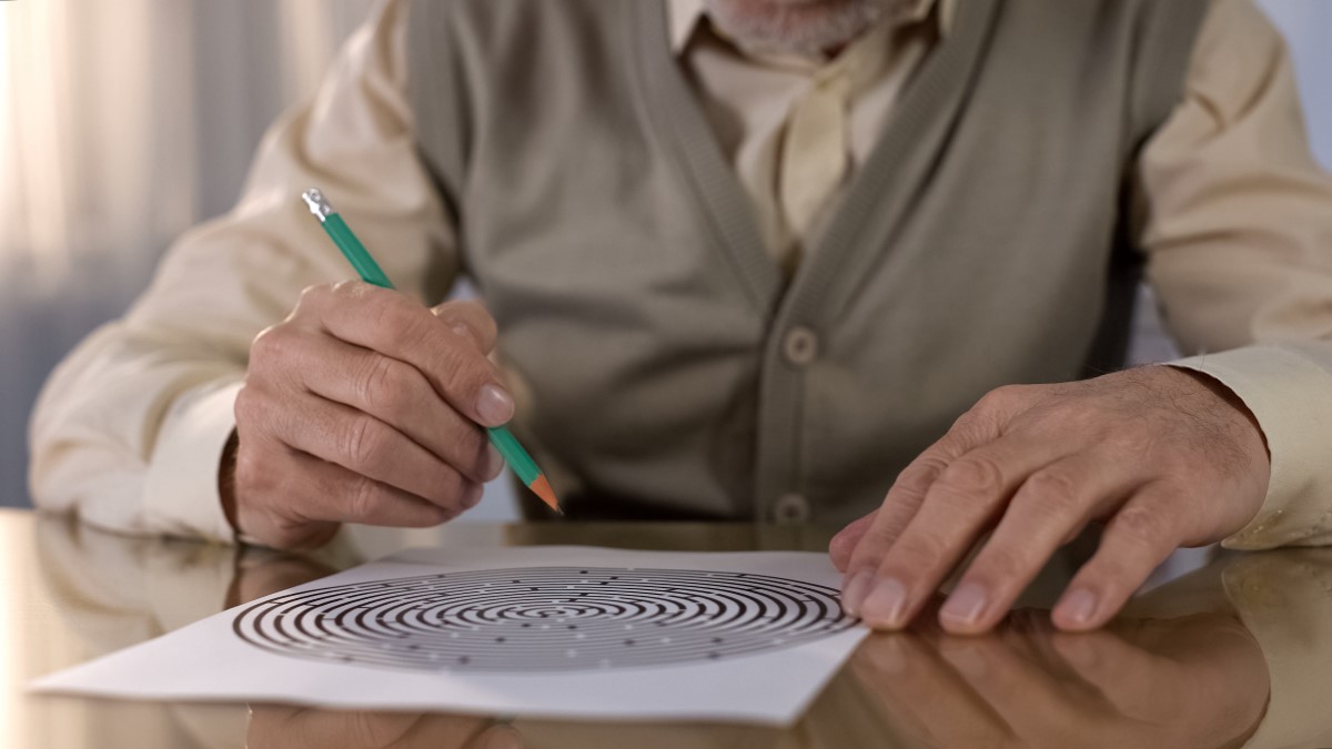 Senior probeert doolhofspel op papier op te lossen