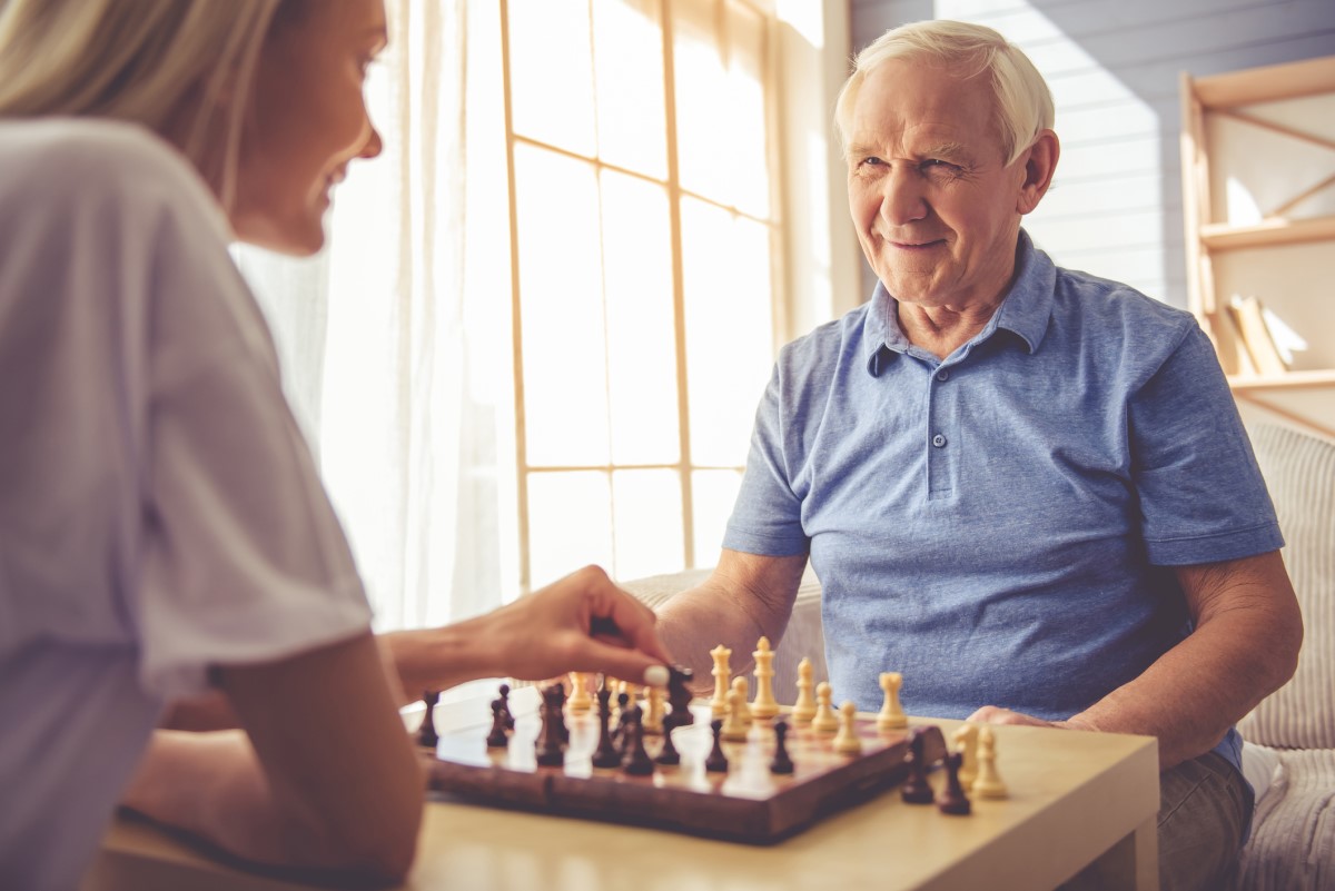 Senior speelt schaak, oefent denkvermogen, geheugen, hersenen