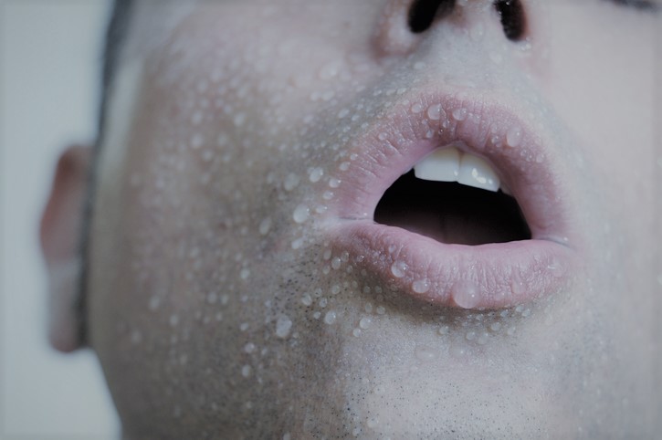 Shock - bleke en bezwete huid - gezicht van man