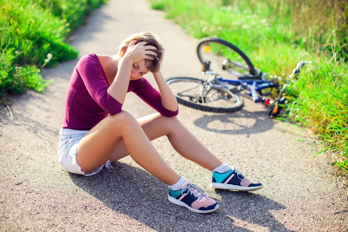 Hoofdletsel van een vrouw bij een val van een fiets