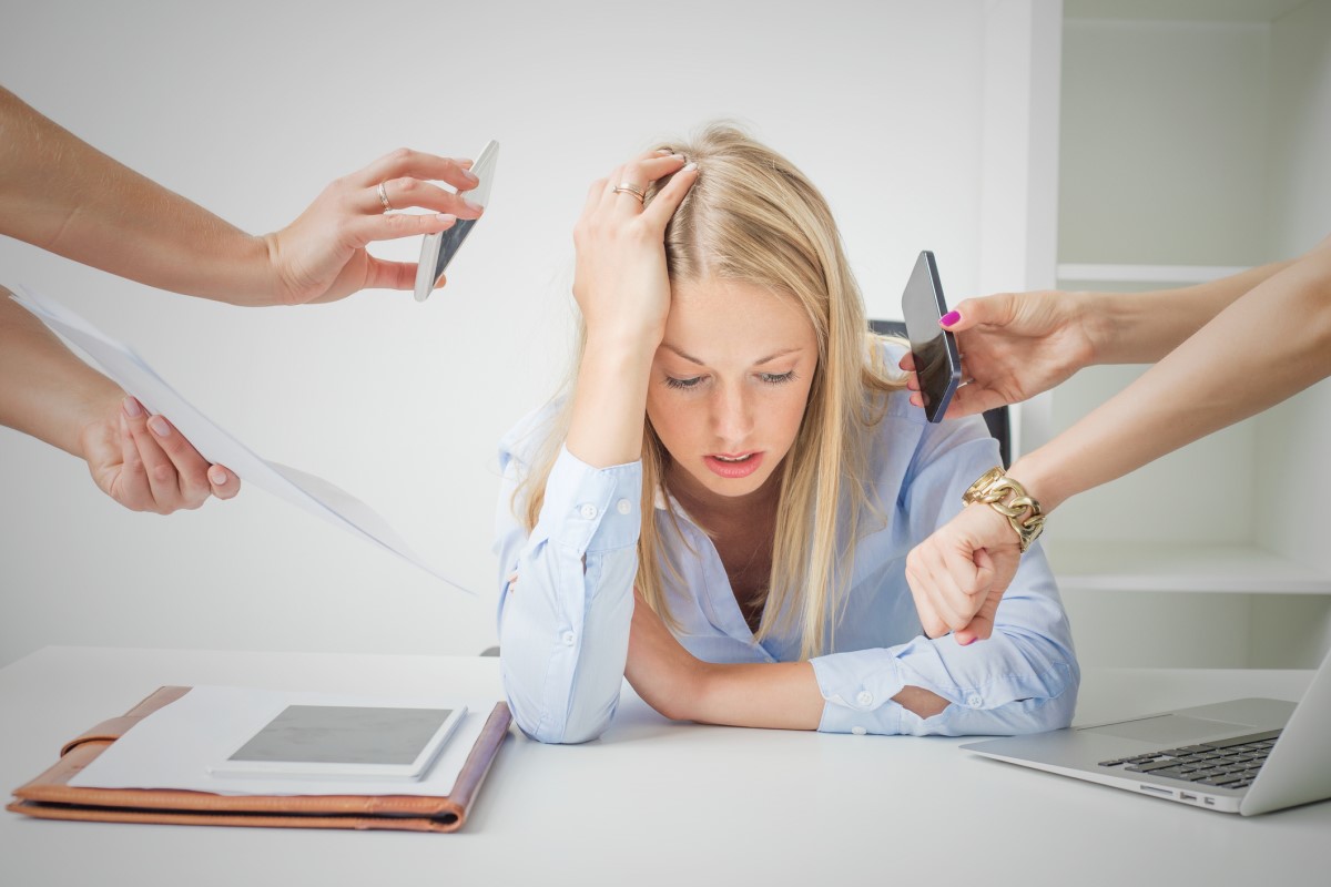 De vrouw is niet geïnteresseerd in werk, ze is overwerkt, uitgeput, zit aan haar bureau en werkt niet.