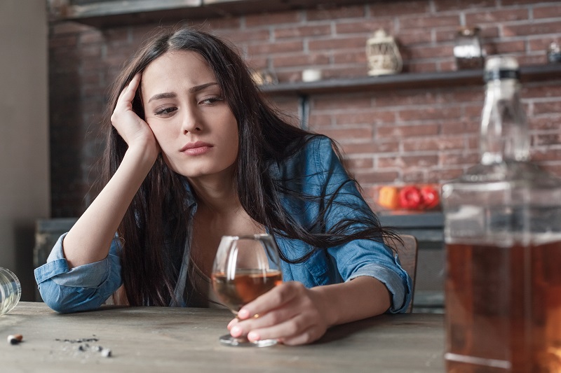 Vrouw met een glas wijn