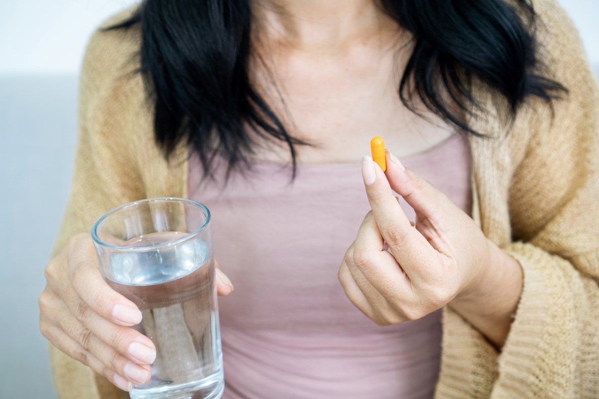 Medicijnen in de handen van een vrouw