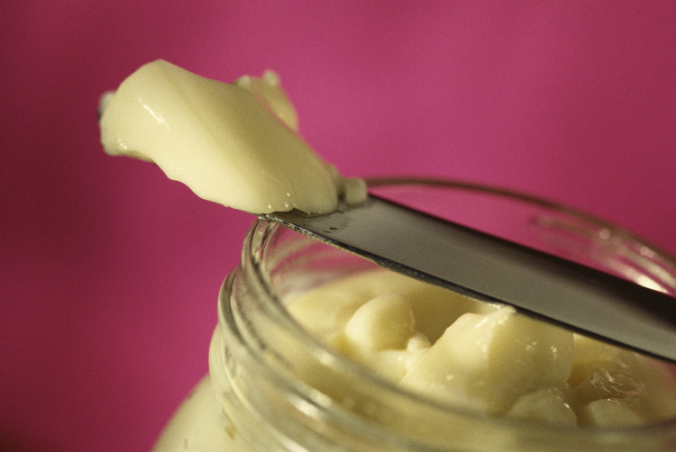 masker van zelfgemaakte ingrediënten met gele kleur in een potje