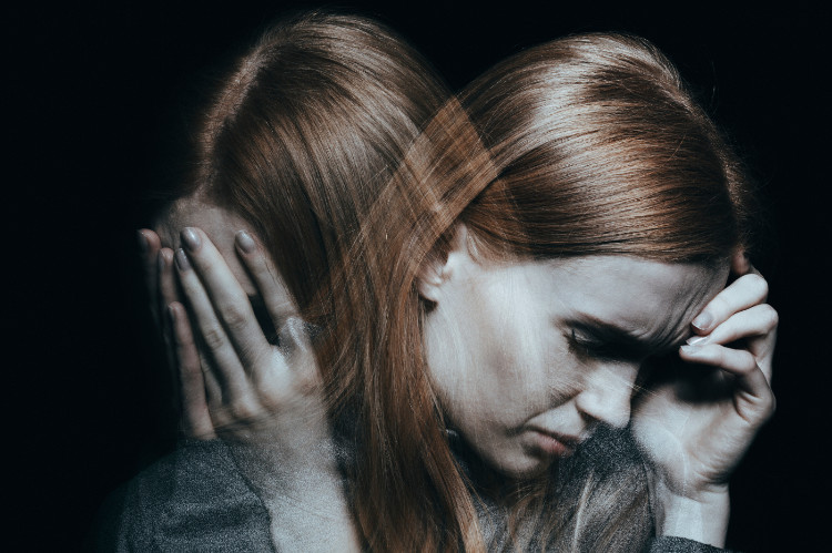 verdrietige vrouw in zwart t-shirt