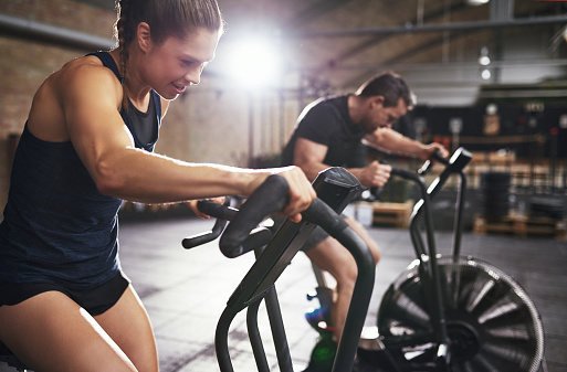 Voor intervaltraining met hoge intensiteit kunnen we bijvoorbeeld ook een airbike gebruiken.