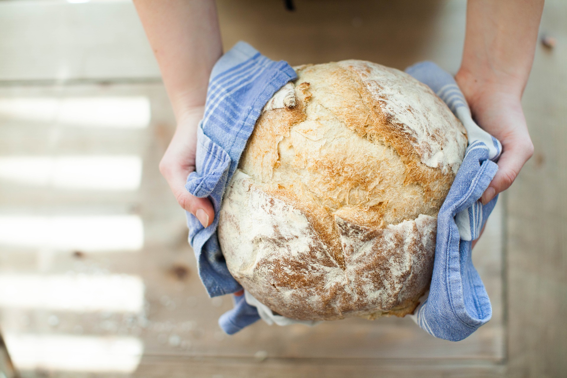 Persoon met glutenvrij brood