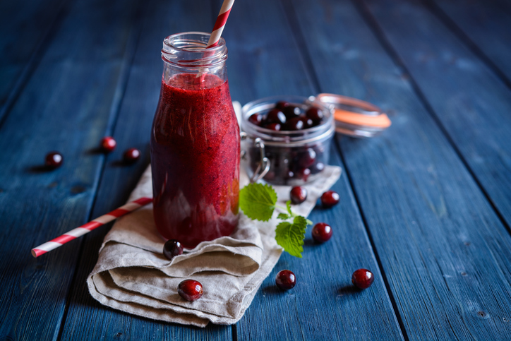 cranberrydrank in een glas met een rietje