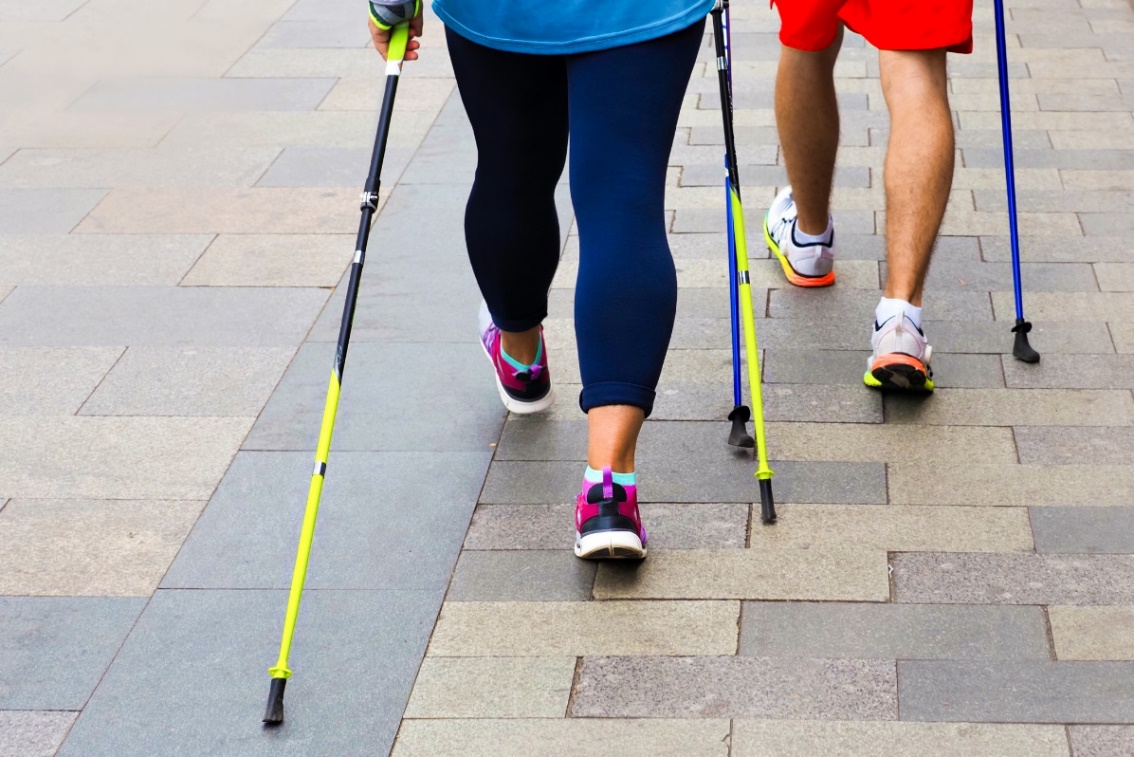 Stokken en geschikte schoenen voor nordic walking