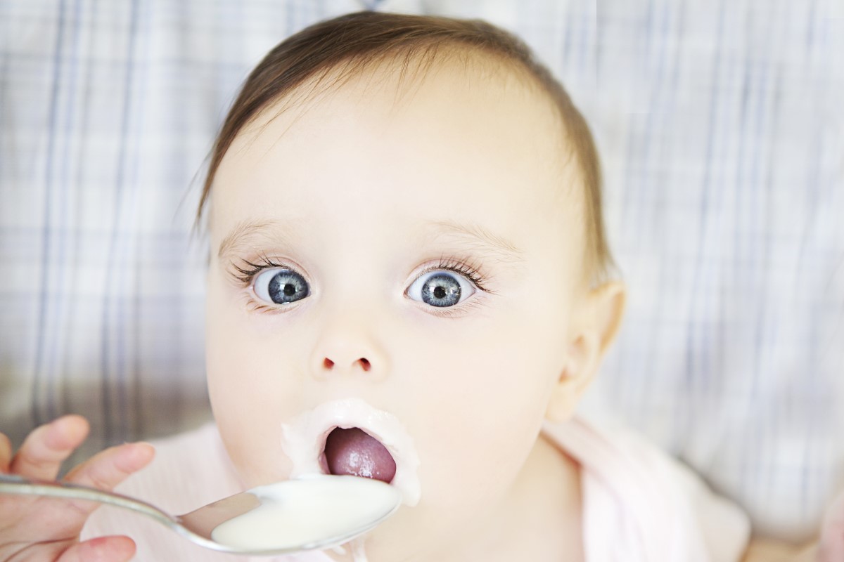 Dieet met grote ogen die yoghurt eten