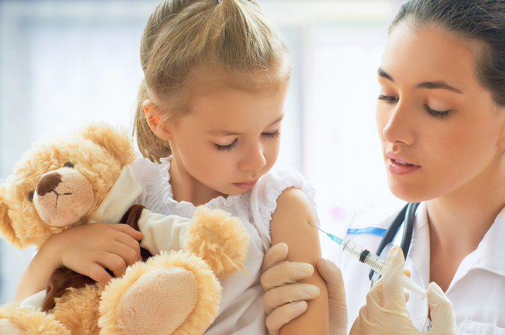 Een kind vaccineren met een knuffeldier