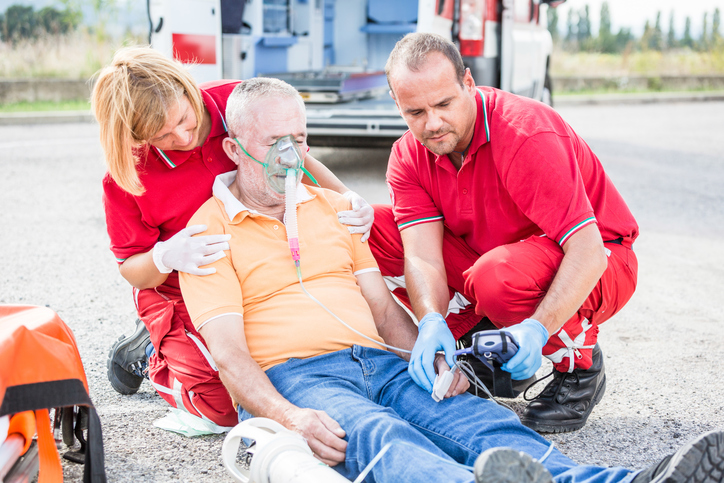 paramedici naast een ingestorte patiënt