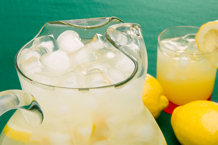 glazen kan met limonade en ijsblokjes