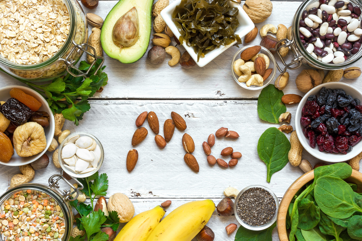 Magnesium, een ion dat voorkomt in voeding, in noten, avocado's, bananen, groene groentebladeren