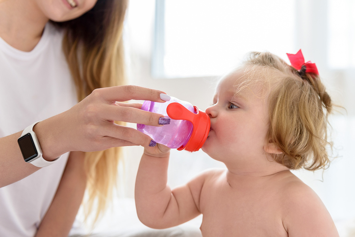 Moeder geeft klein meisje schoon water te drinken