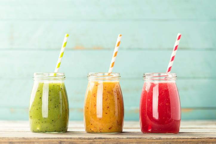 Drie gekleurde fruit smoothie rietjes - groen, geel en rood