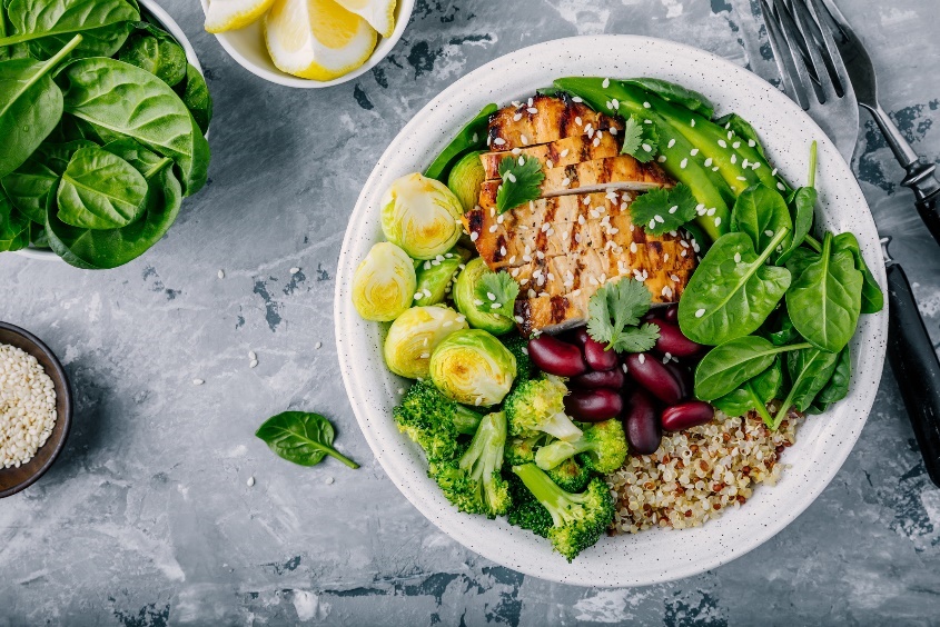 Voorbeeld van een complete hoofdmaaltijd: magere kip en bonen (eiwit), veel groenten (vezels en voedingsstoffen), een halve avocado (vet) en quinoa (complexe koolhydraten).