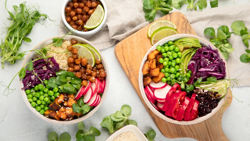 Avondeten: poké bowl: eiwit (kip/tofu/kip), quinoa/rijst, edamame bonen en verse groenten.