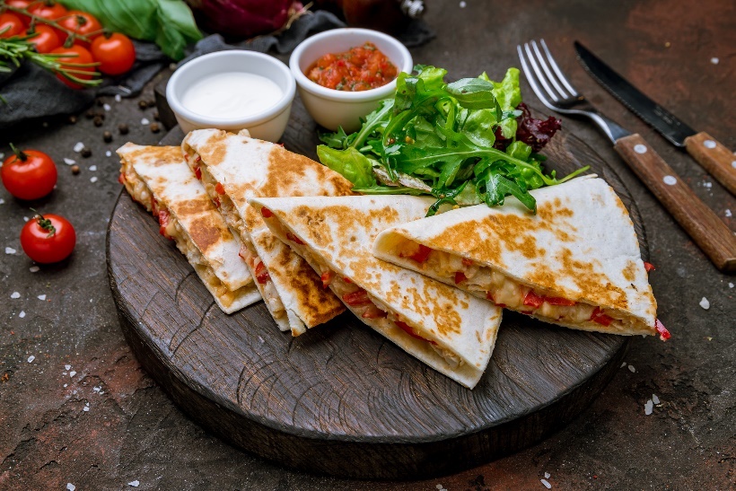 Lunchvoorbeeld: quesadilla gebakken met vlees/bonen en groenten. Bijgerecht met tomatensaus en verse groenten