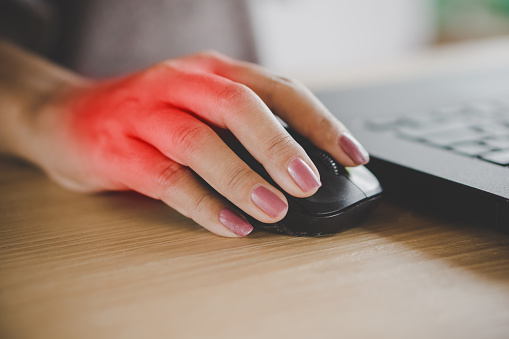 Hand die de muis vasthoudt buiten de computer