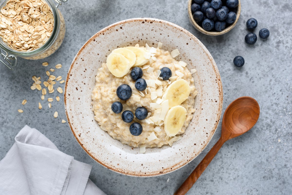 Zoet ontbijt: proteïnepap met vers fruit en kokos