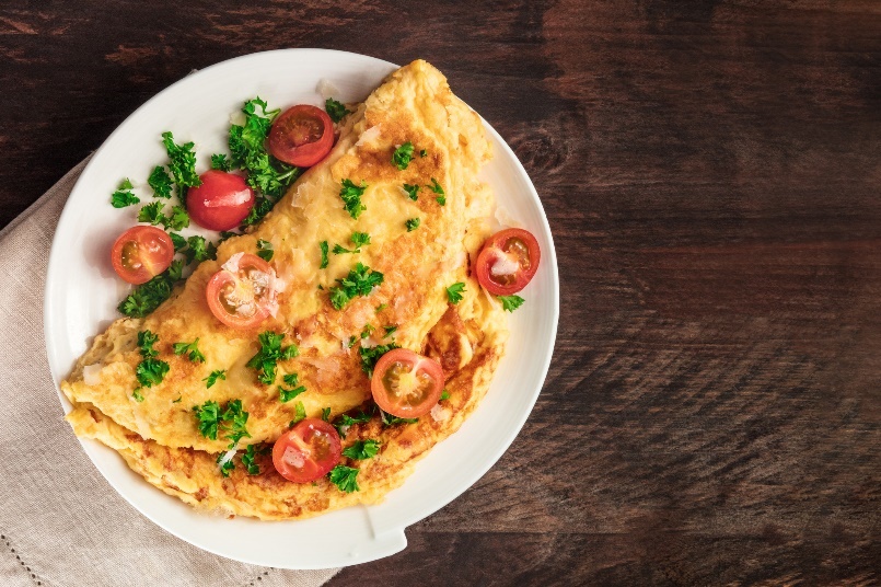 Voorbeeld van een hartig ontbijt: omelet met kruiden en verse groenten