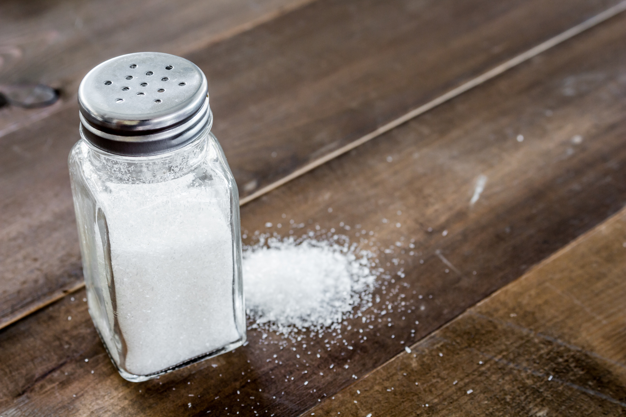 De belangrijkste bron van chloride in voedsel is natriumchloride, bekend als keukenzout.