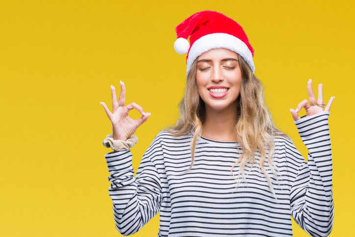 Een vrouw ontspant zich tijdens Kerstmis en is gelukkig