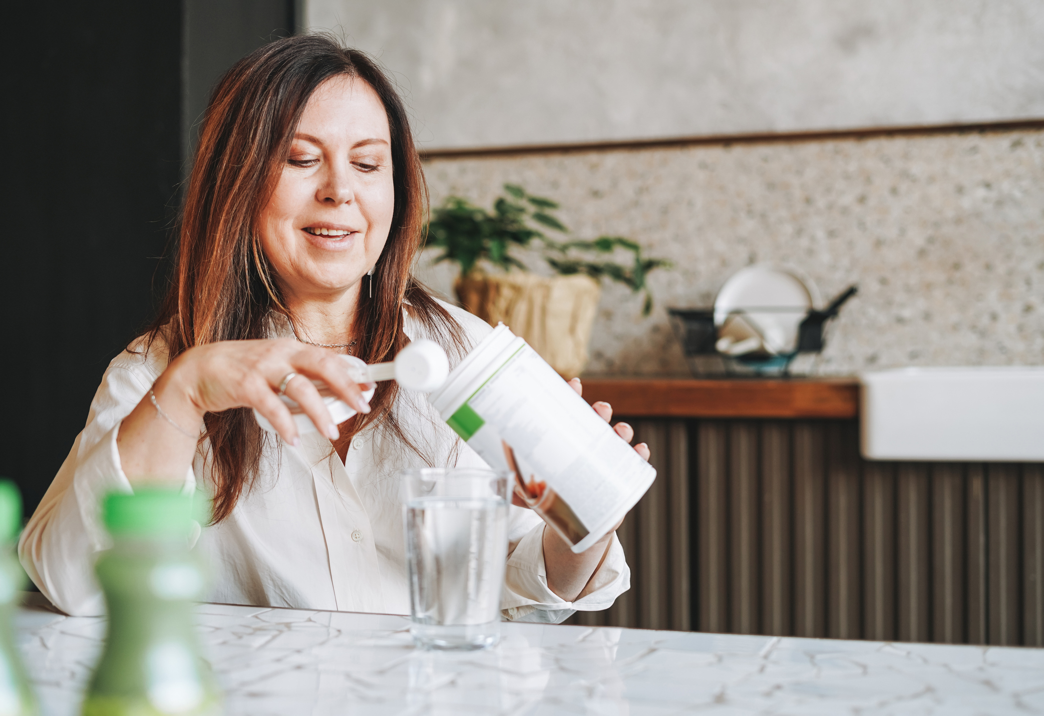 Voedingssupplementen - poeder en de vrouw die het gebruikt