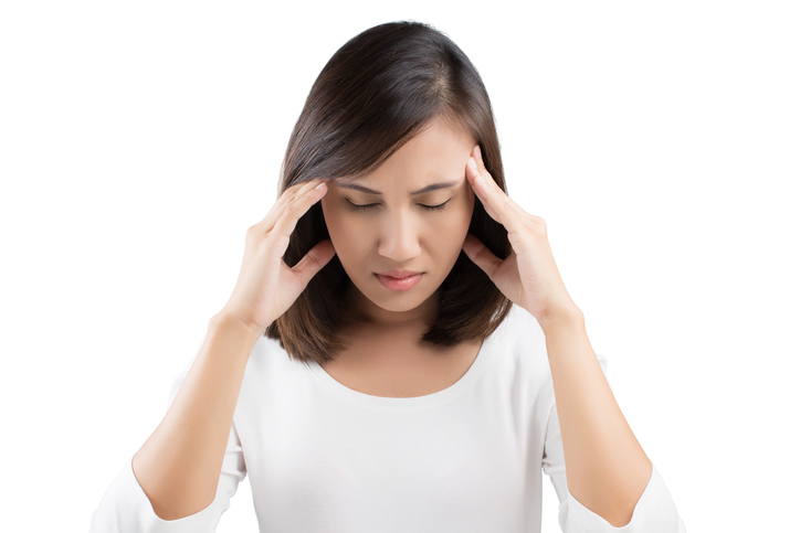 De vrouw heeft hoofdpijn, ze houdt haar hoofd vast met haar handen