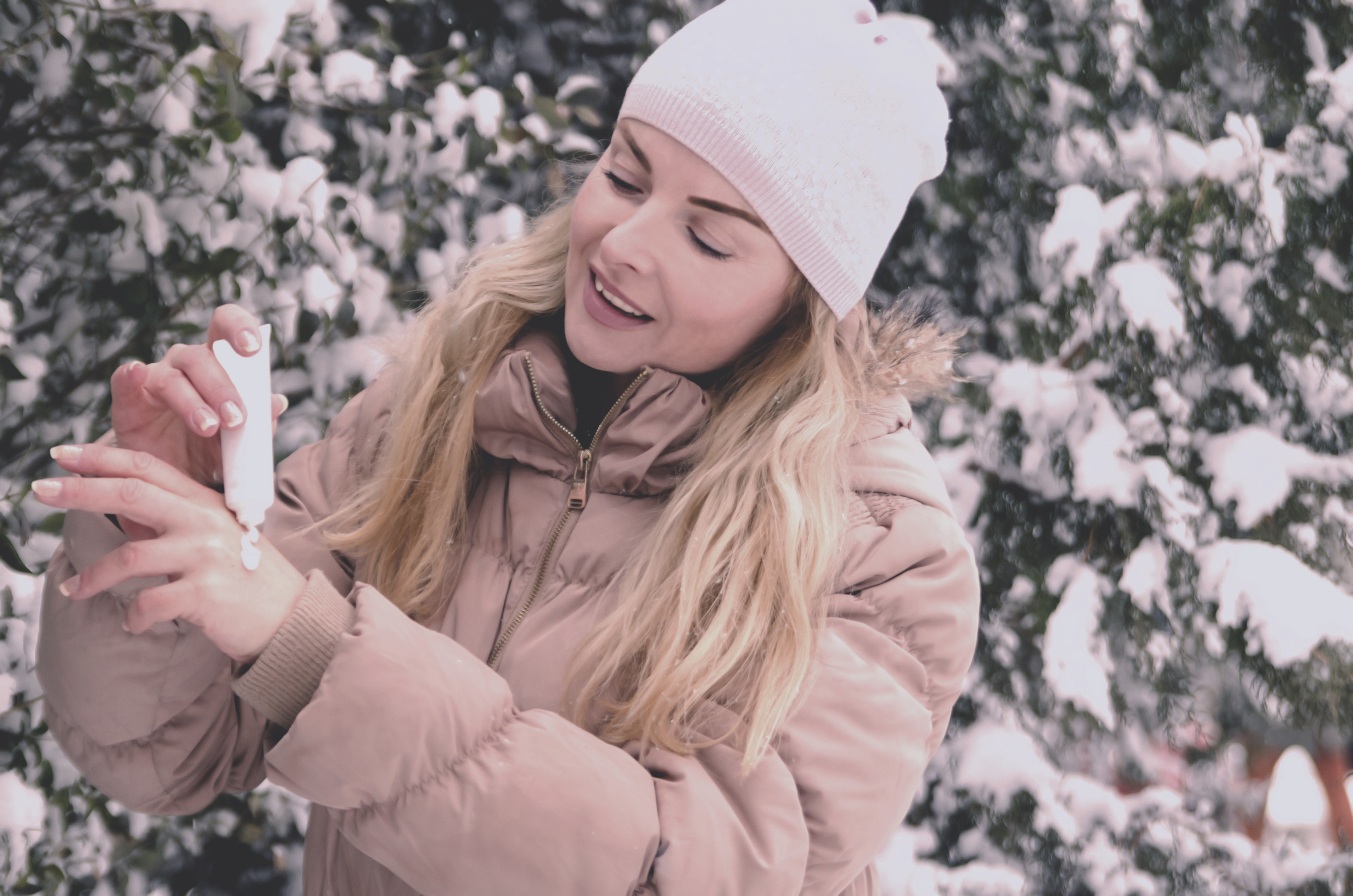 De juiste aanpak: een vrouw trekt armwarmers aan bij koud weer.