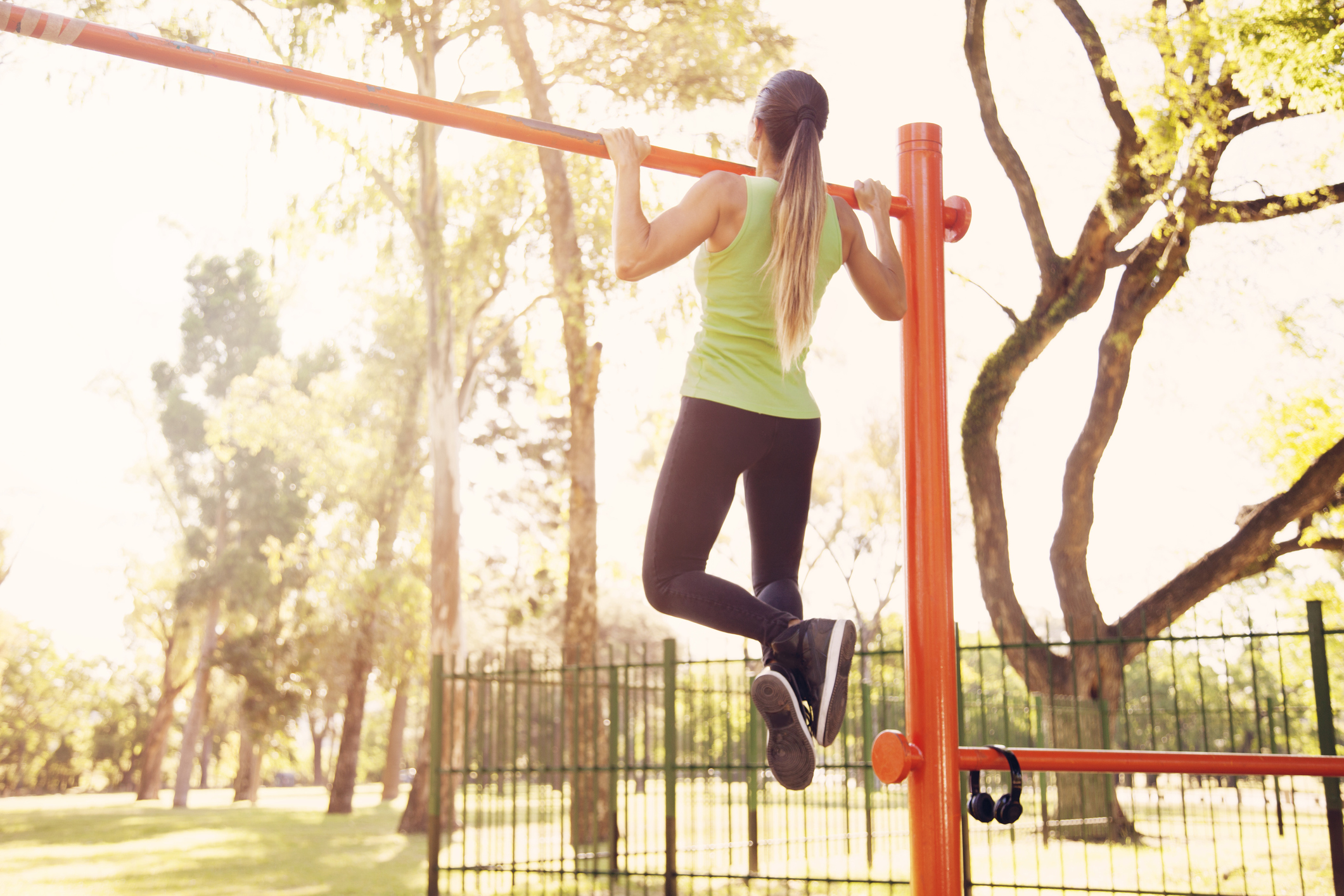 Je krijgt een goede training voor je rug- en schouderspieren als je de trapeze doet. 