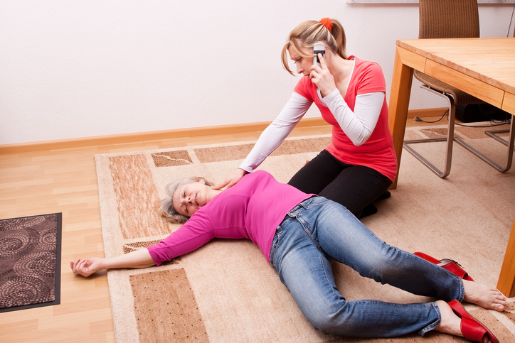 Een vrouw ligt bewusteloos op de grond. De andere vrouw roept om hulp.