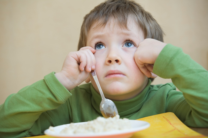 Het kind zit over het bord, wil niet eten, heeft een slikstoornis door een ontsteking in de mondholte