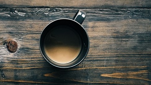 koffie in een kopje op tafel, bovenaanzicht