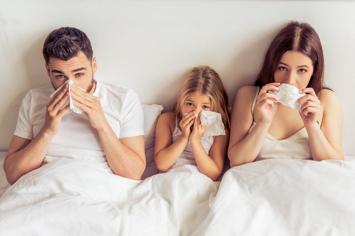 Het gezin, d.w.z. vader, moeder en dochter liggen in bed, hun neus zit vol, ze zijn verkouden, door een ziekte, bijvoorbeeld griep