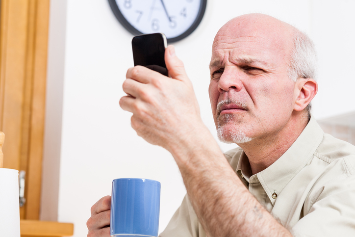 een senior heeft een zichtprobleem