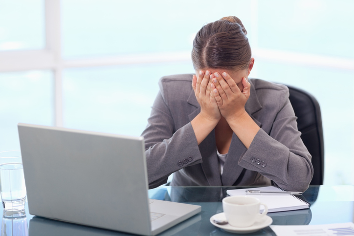 vrouw achter de computer, haar ogen doen pijn, ze heeft droge-ogensyndroom